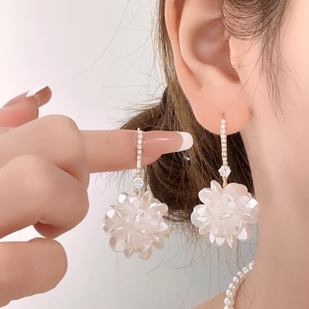 Flower earrings, French retro cluster ear hooks, versatile and high-end earrings for women