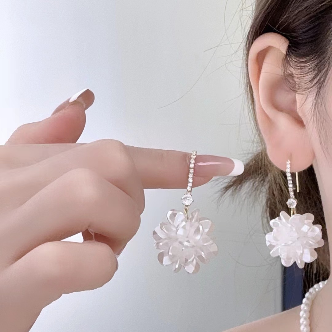 Flower earrings, French retro cluster ear hooks, versatile and high-end earrings for women Application Scenario