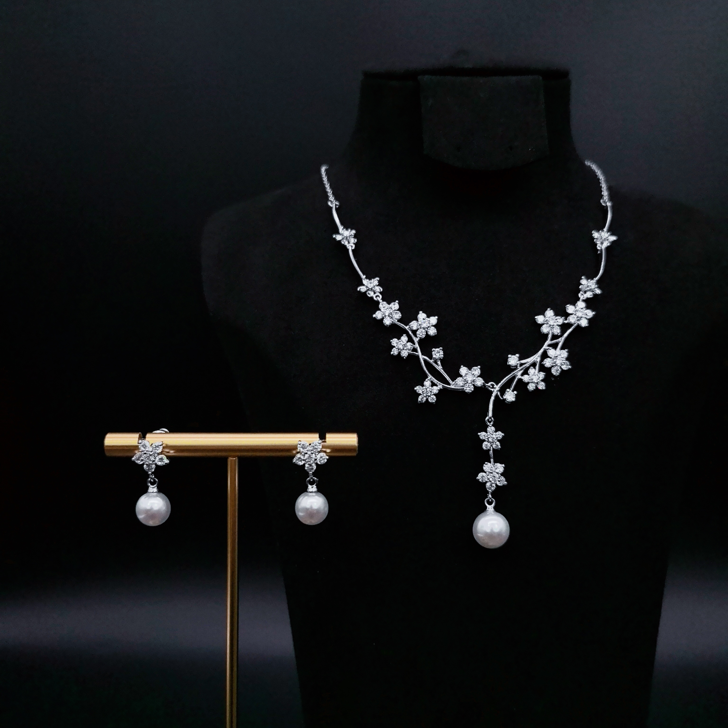 Necklace, earring set, Korean-style wedding dress jewelry, shining zircon wedding banquet and annual meeting stud earrings, luxurious and versatile, exquisite and adjustable zircon necklace, bride's wedding dress and evening dress accessories, long and fashionable earrings for women Specification image