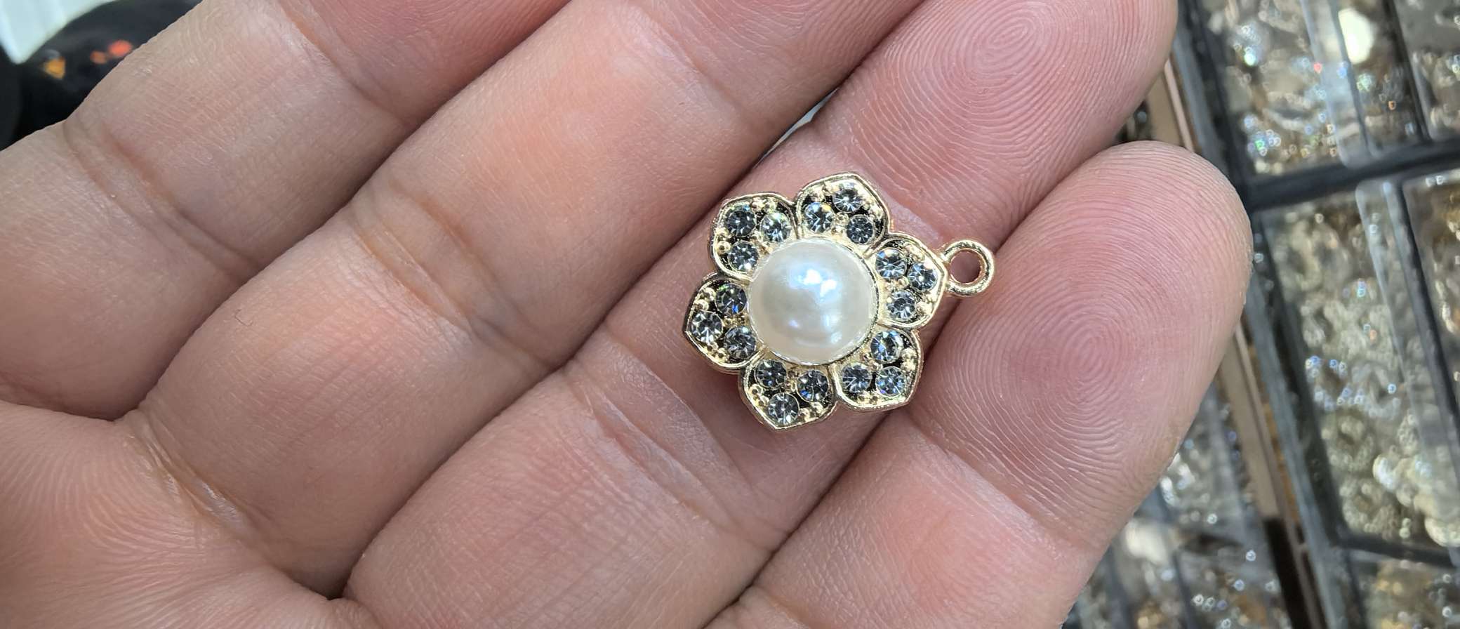 Chrysanthemum pearl pendant Application Scenario