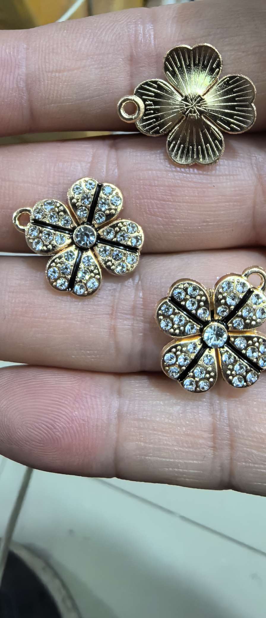 Black four-leaf flower pendant