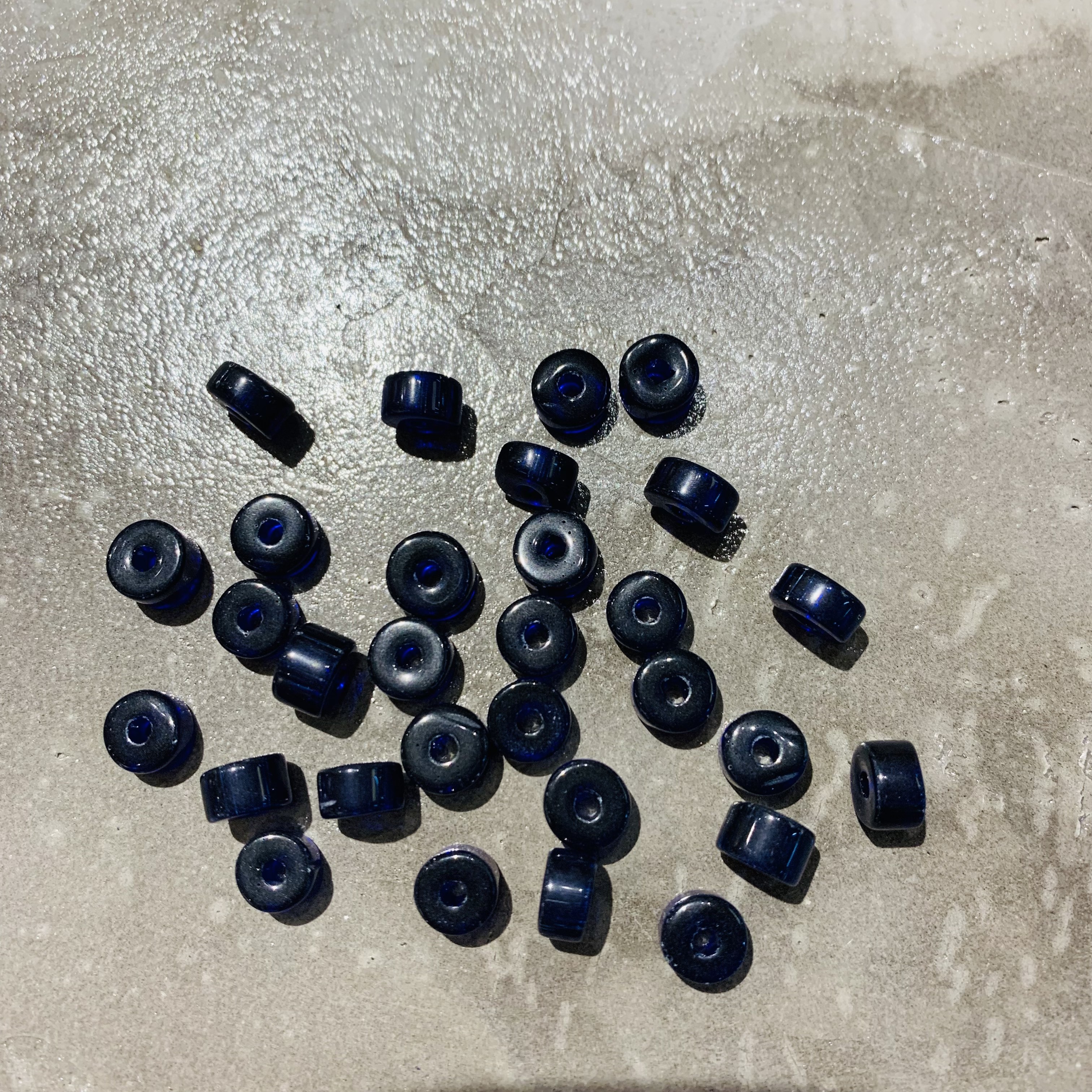 Imported Nepalese old glass loose beads, spacer beads, bucket beads, large-hole bracelets, cultural play accessories, DIY ancient-style materials, handcrafted beaded glass accessories, Bodhi bracelet materials wholesale details Picture