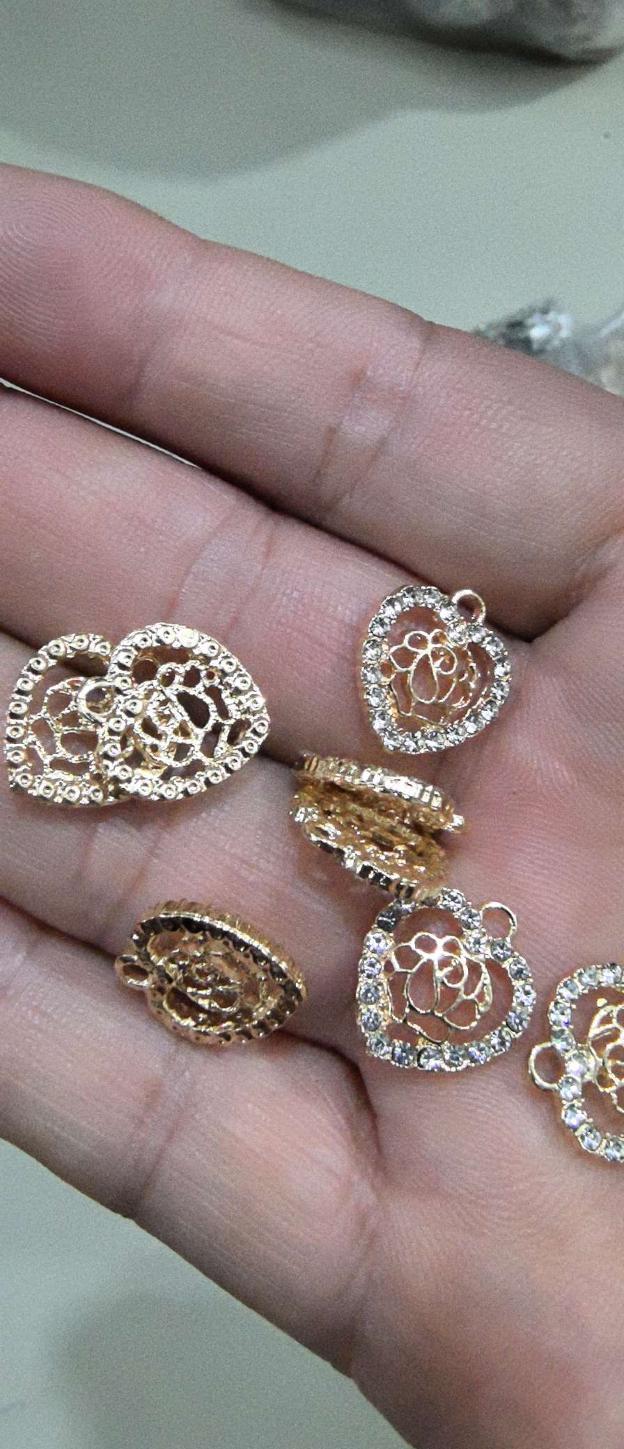 Heart-shaped rose pendant details Picture