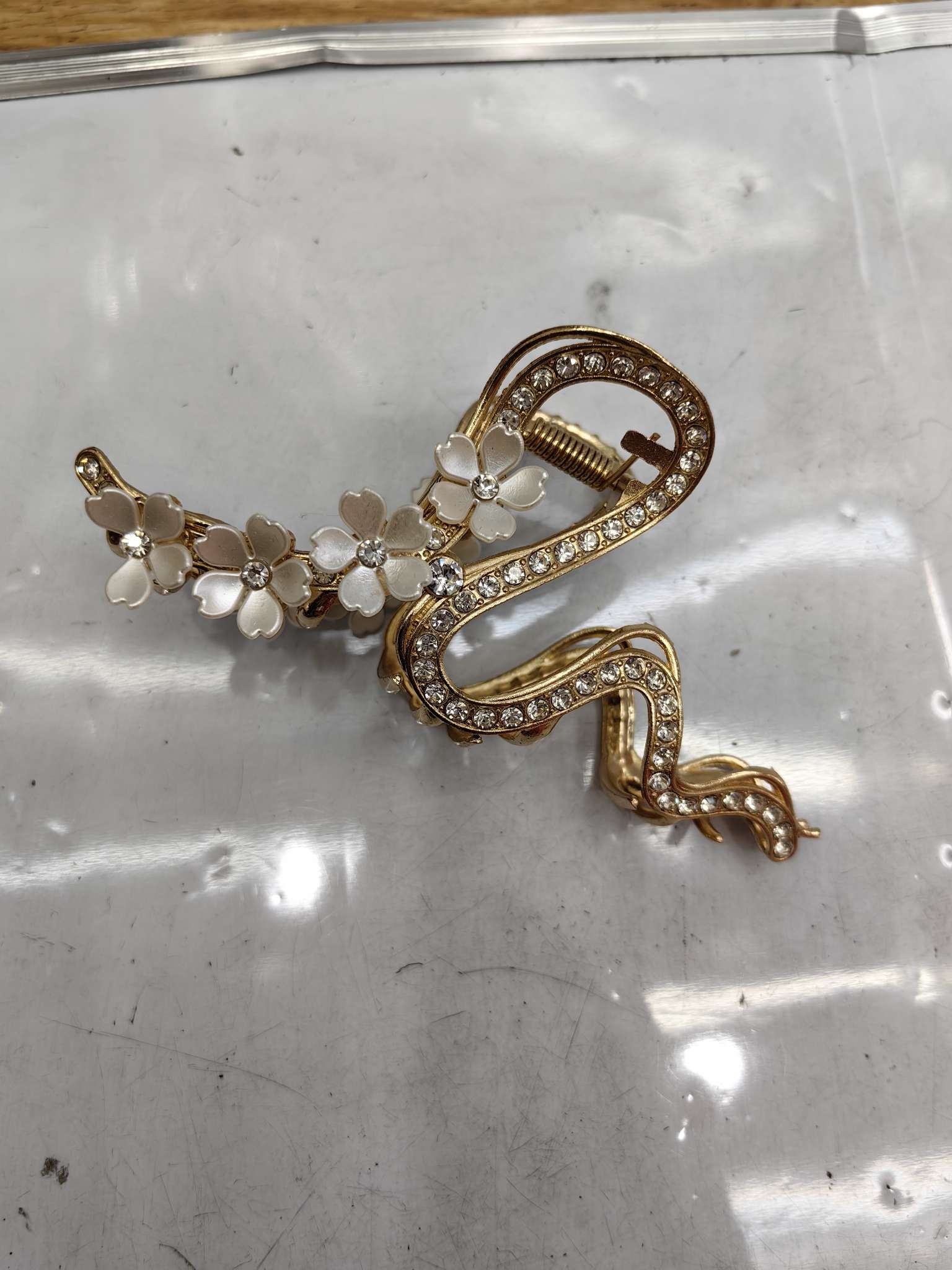 Creative accessories: Shark clips, headwear, hair accessories, hair clips, grab clips, fashionable hair accessories, unique design, elegant ladies' accessories