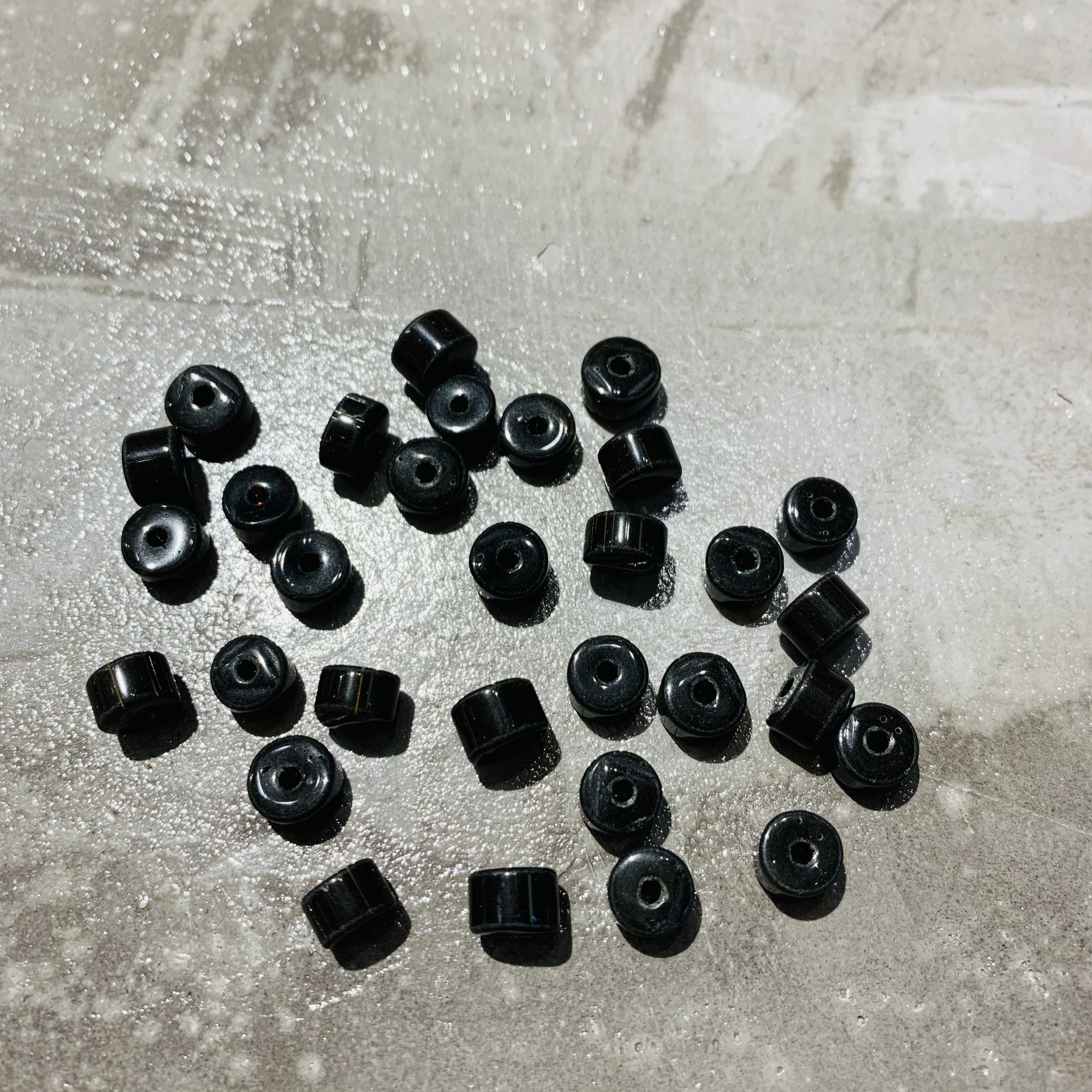 Imported Nepalese old glass loose beads, spacer beads, bucket beads, large-hole bracelets, cultural play accessories, DIY ancient-style materials, handcrafted beaded glass accessories, Bodhi bracelet materials wholesale Specification image