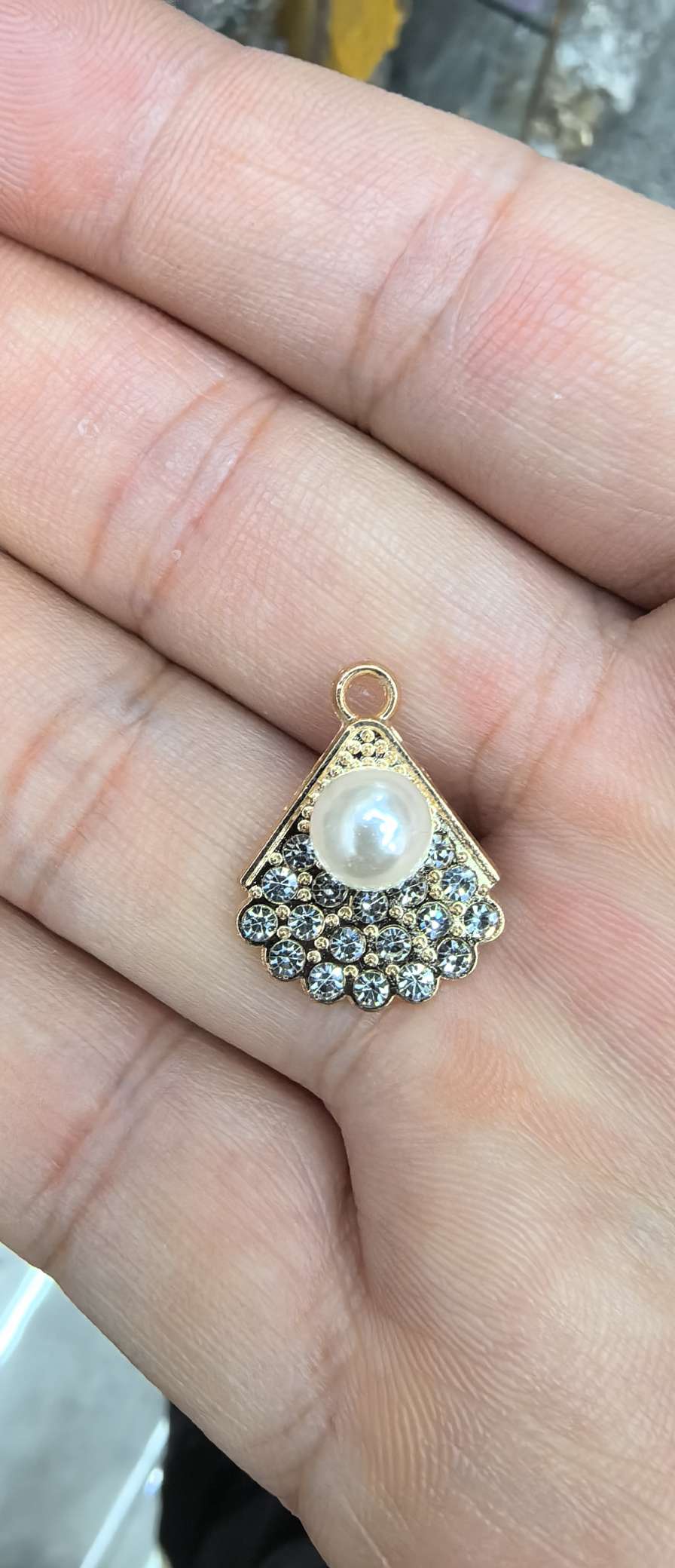 Triangular pearl pendant Item Picture
