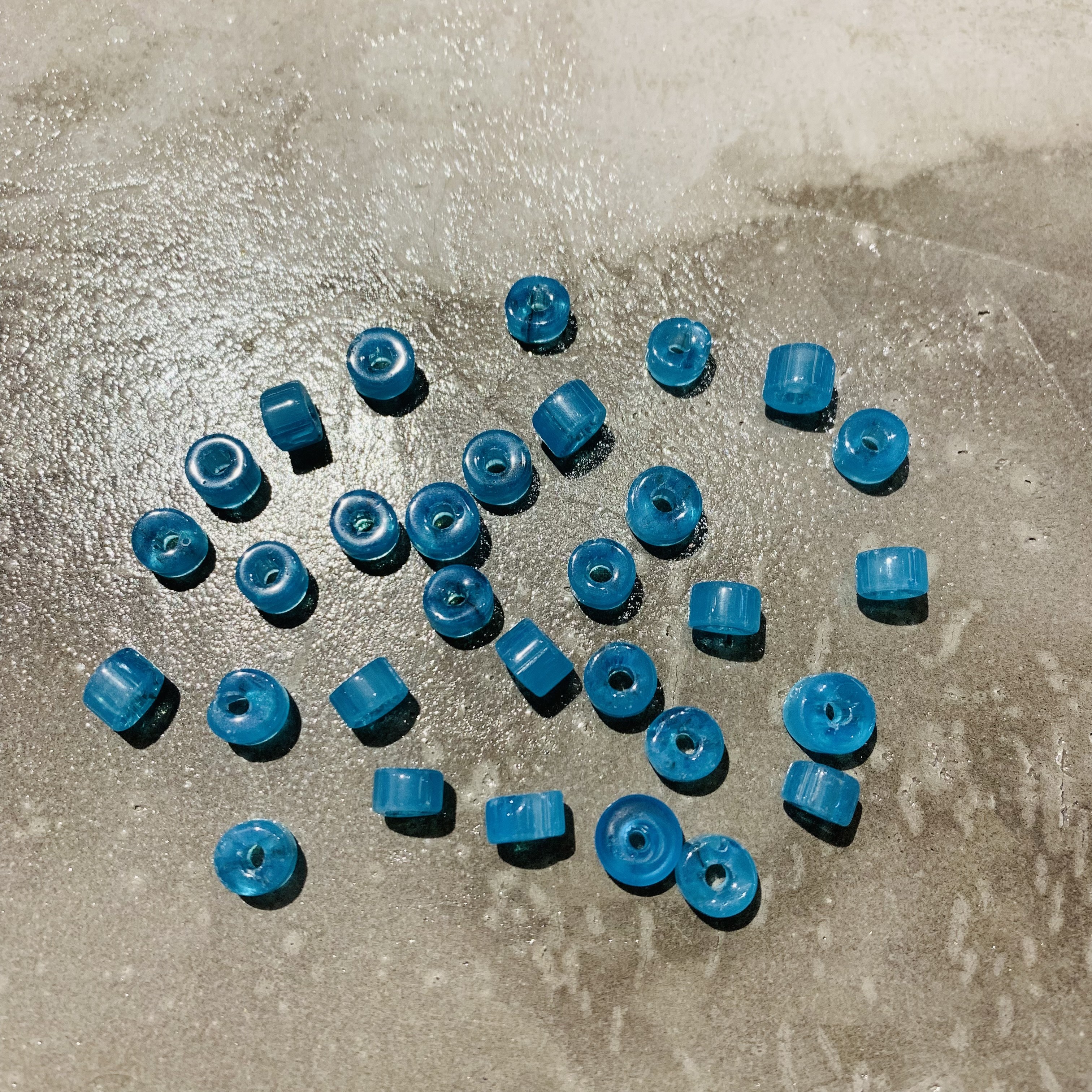 Imported Nepalese old glass loose beads, spacer beads, bucket beads, large-hole bracelets, cultural play accessories, DIY ancient-style materials, handcrafted beaded glass accessories, Bodhi bracelet materials wholesale Item Picture