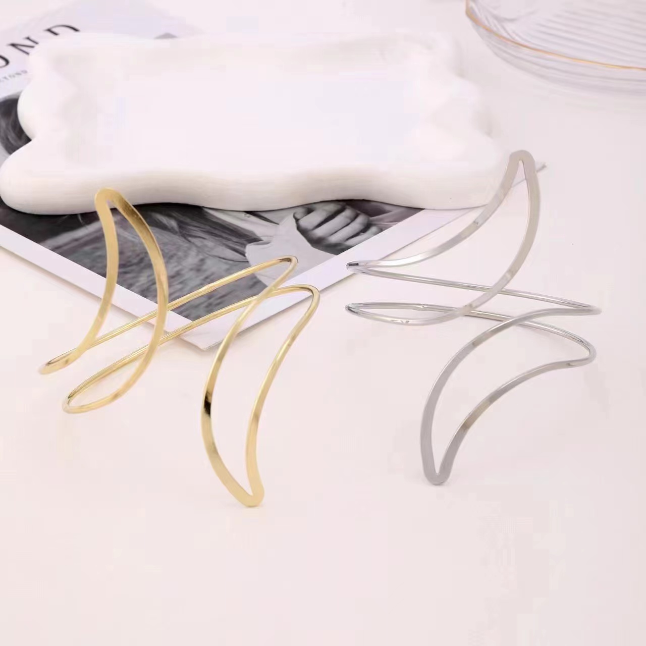 Cross-border best-selling item: Metal shining irregular shape adjustable opening ladies' metal arm bracelet arm ring bracelet details Picture