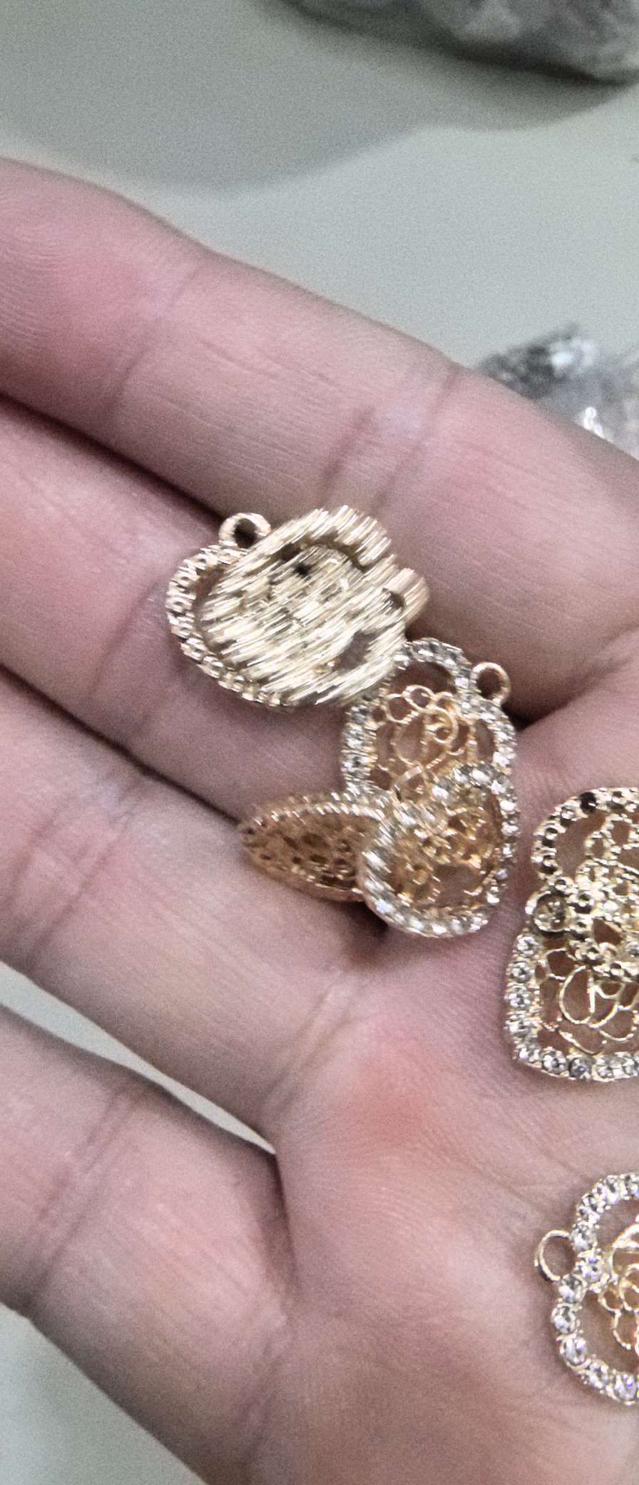 Heart-shaped rose pendant Item Picture