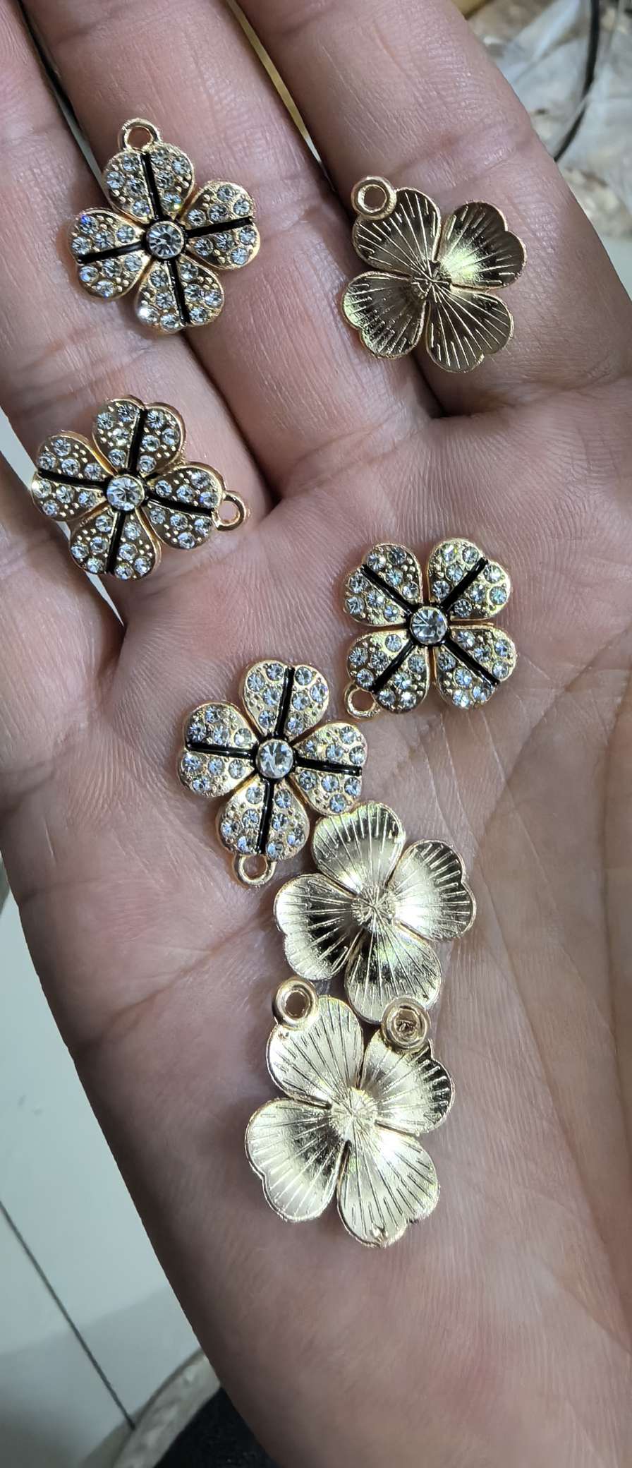 Black four-leaf flower pendant Application Scenario