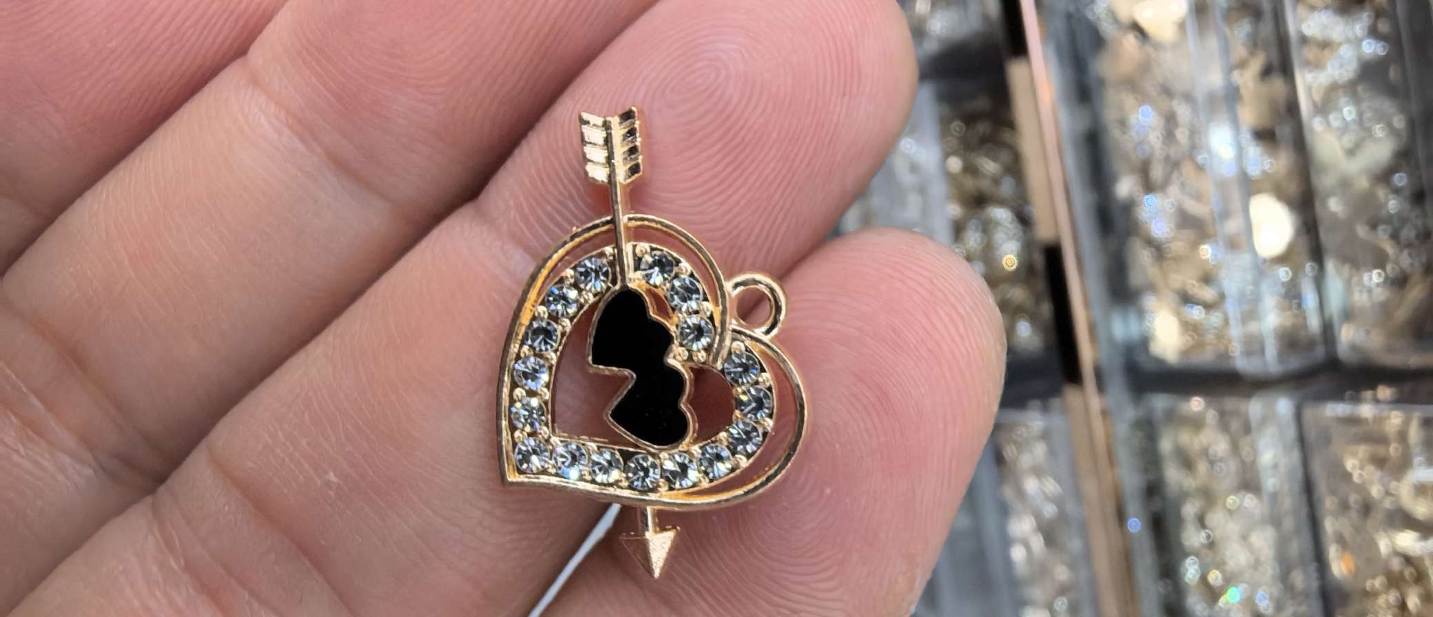 An arrow pierces the heart Specification image