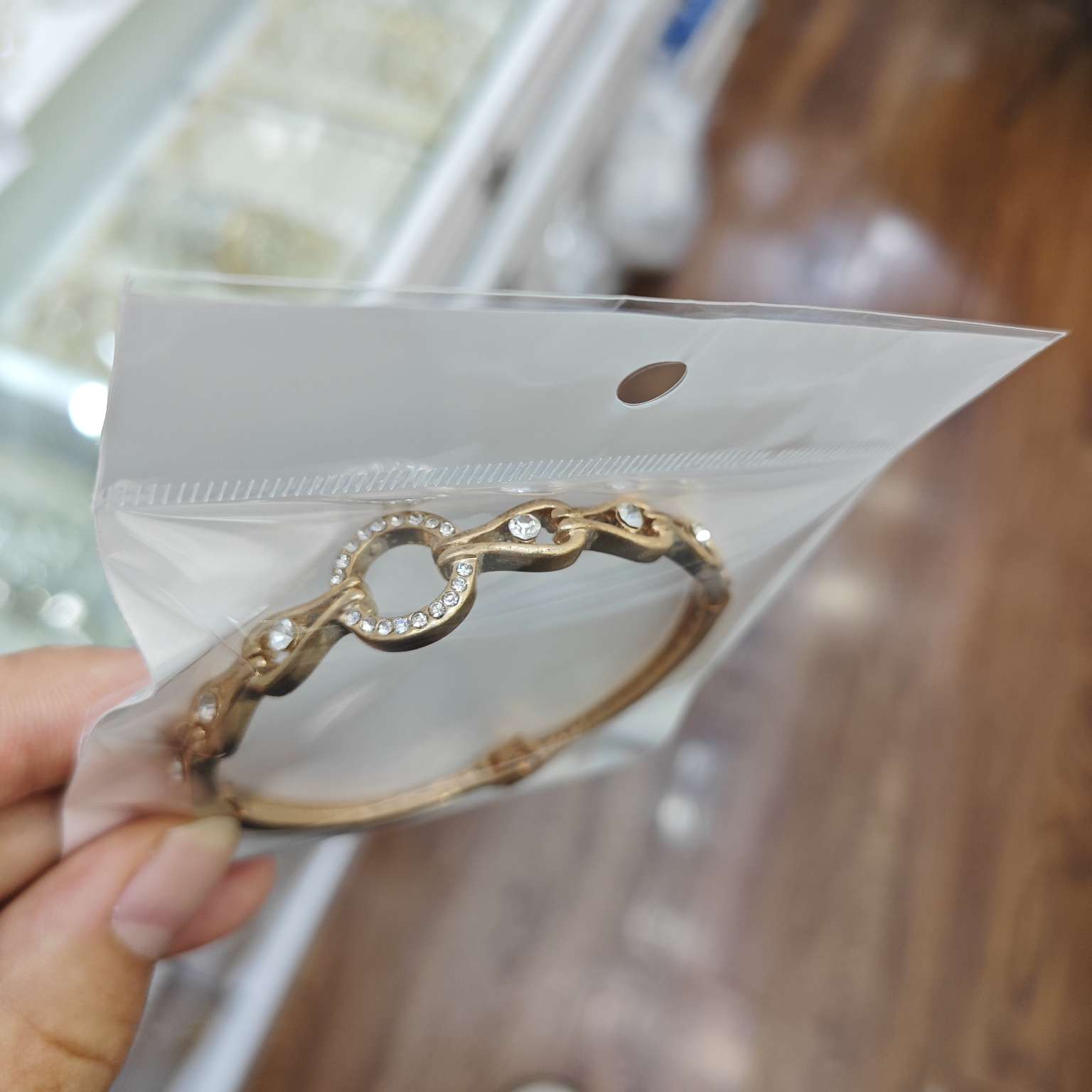 流行手镯 精致手饰 高档女士手镯 独特设计饰品 时尚潮流配饰 跨境热卖款手镯 潮流手镯白底实物图