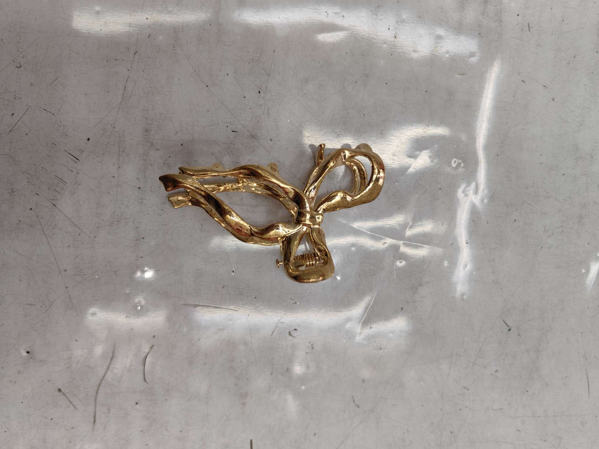 Creative accessories such as shark clips, hair accessories, bows, new hair clips, and grab clips are simple and fashionable daily accessories for girls