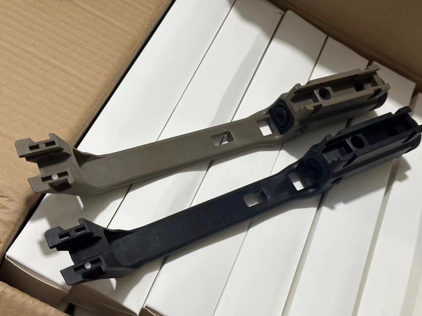 وتم تركيب شريط فحص يدوي خاص من طراز G36 مزود بالبراغي النايلون ذي اللون الأسود المتميز/اللون الرملي Item Picture