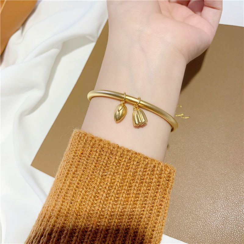 This is a popular factory direct sale pure copper gold-plated peacock bracelet for women. It inherits the ancient method and brings joy to two generations. It is a bride's wedding sand gold peacock push-pull bracelet. It is novel in Yiwu Specification image