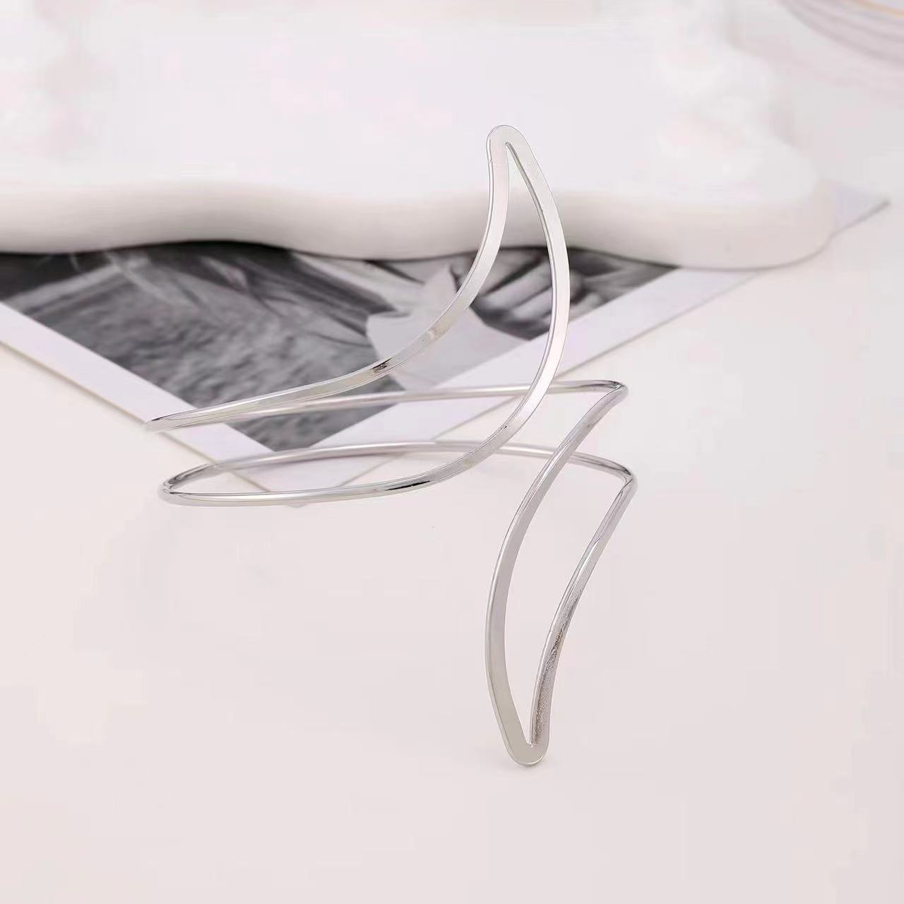 Cross-border best-selling item: Metal shining irregular shape adjustable opening ladies' metal arm bracelet arm ring bracelet Application Scenario