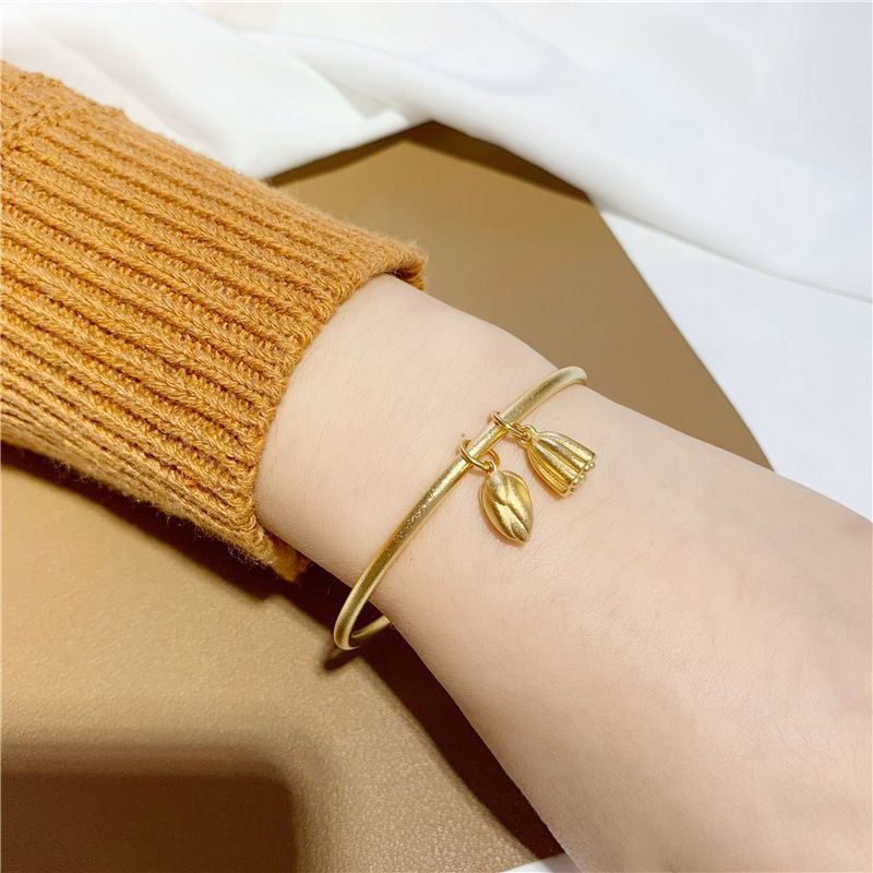 This is a popular factory direct sale pure copper gold-plated peacock bracelet for women. It inherits the ancient method and brings joy to two generations. It is a bride's wedding sand gold peacock push-pull bracelet. It is novel in Yiwu details Picture