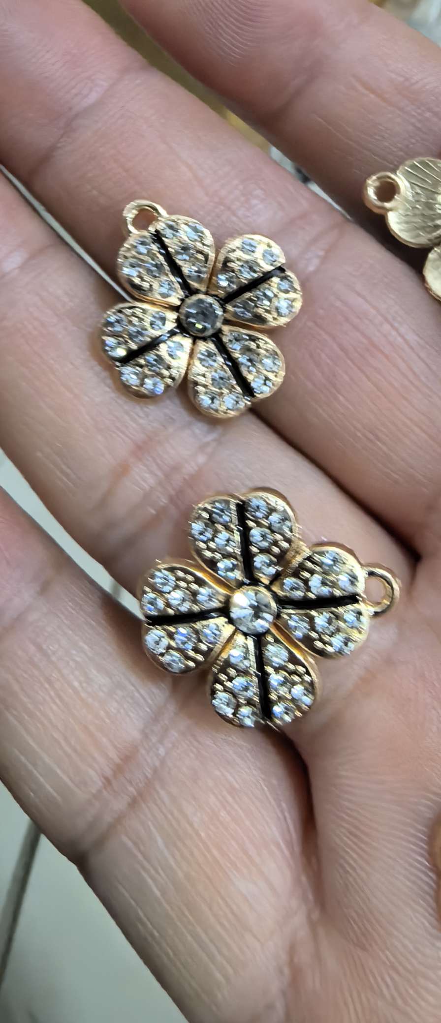 Black four-leaf flower pendant details Picture