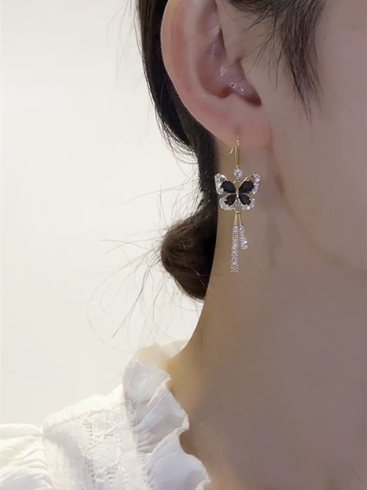 The 2022 new trendy and unique diamond-encrusted crystal butterfly tassel earrings are exquisite, sweet, elegant and versatile. They are perfect for women