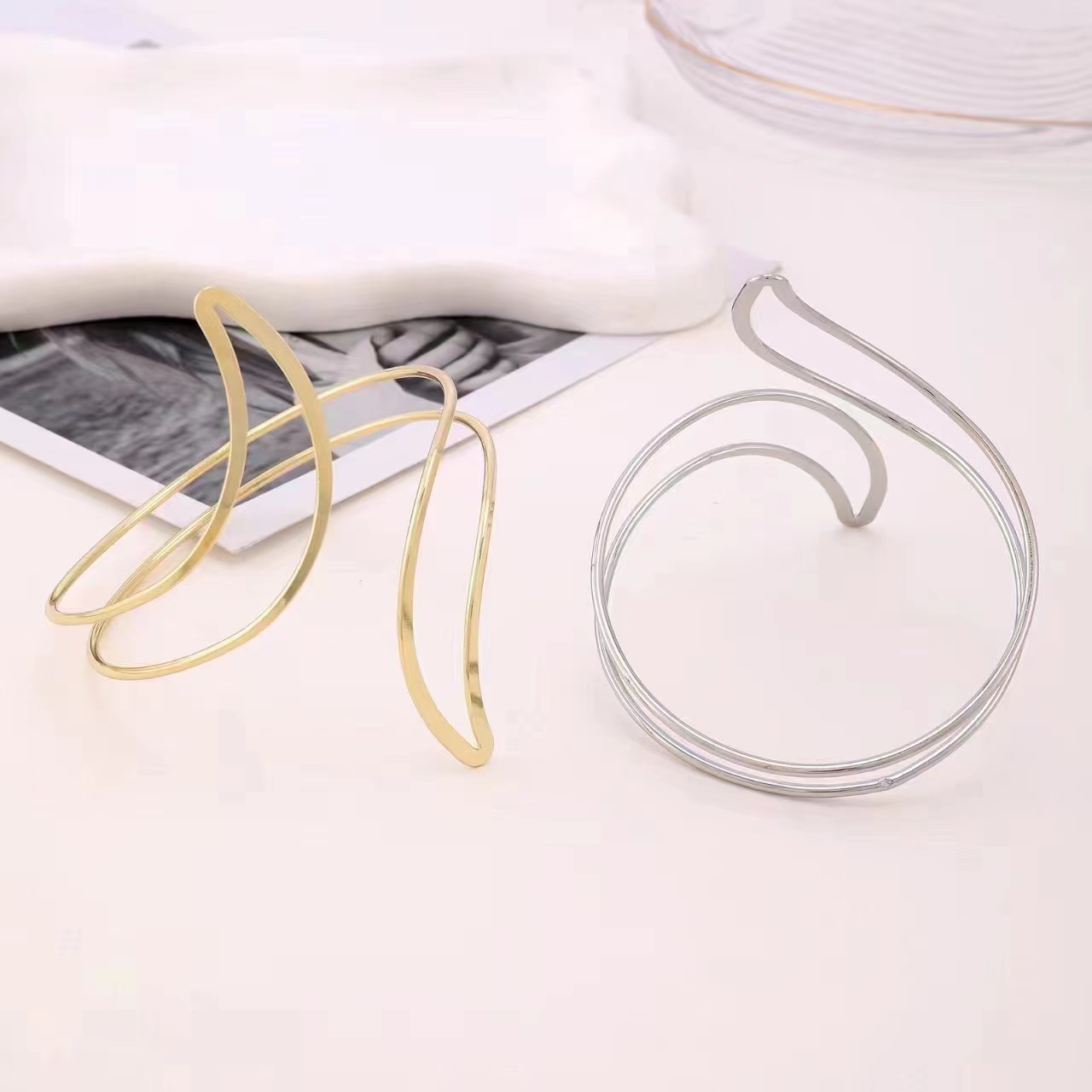 Cross-border best-selling item: Metal shining irregular shape adjustable opening ladies' metal arm bracelet arm ring bracelet Specification image