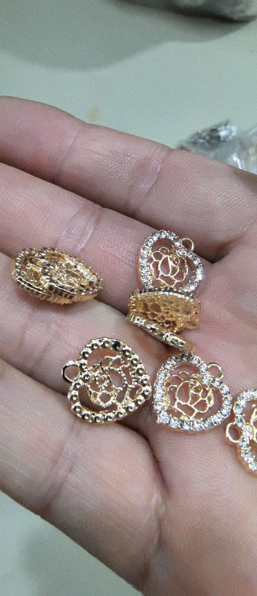 Heart-shaped rose pendant