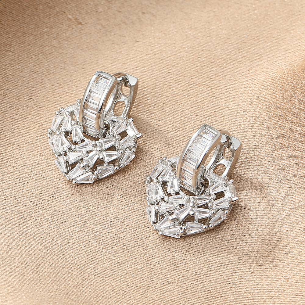 Korean Version Of Personality Peach Heart Zircon Earrings Niche Hollow Design Earring Ring Net Red Fairy Love Full Of Diamond Earrings Application Scenario