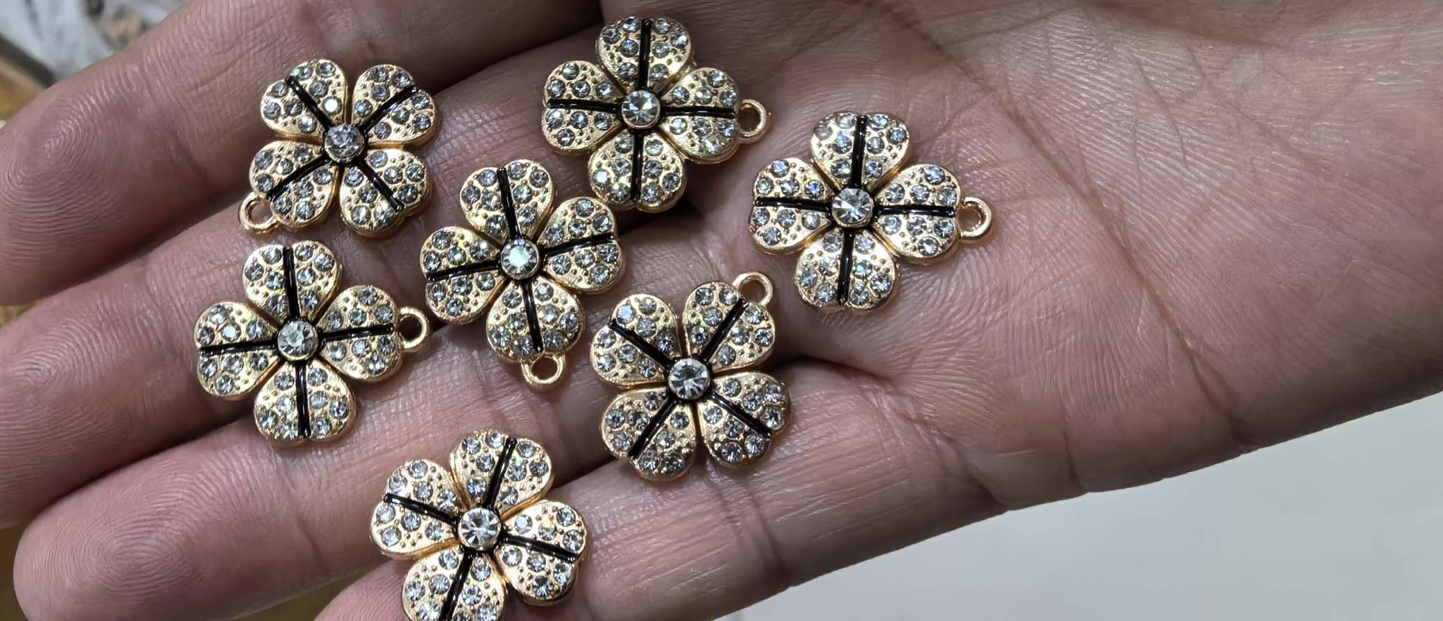 Black four-leaf flower pendant Item Picture