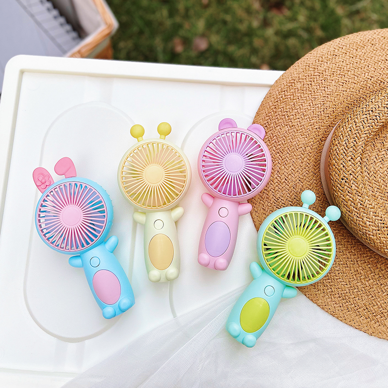 Vertical, convenient, simple and three-dimensional handheld small fan Application Scenario