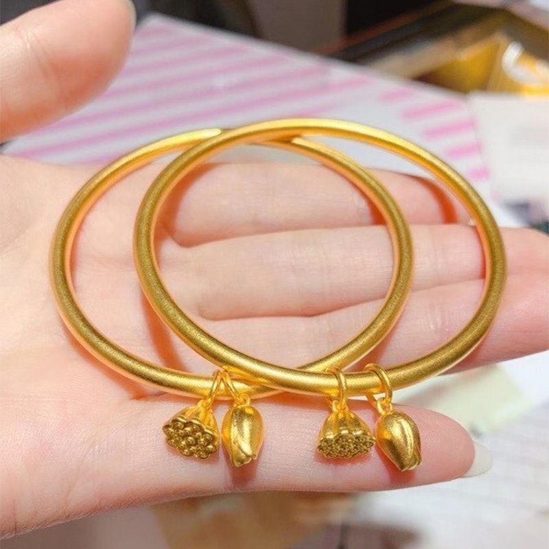 This is a popular factory direct sale pure copper gold-plated peacock bracelet for women. It inherits the ancient method and brings joy to two generations. It is a bride's wedding sand gold peacock push-pull bracelet. It is novel in Yiwu Application Scenario