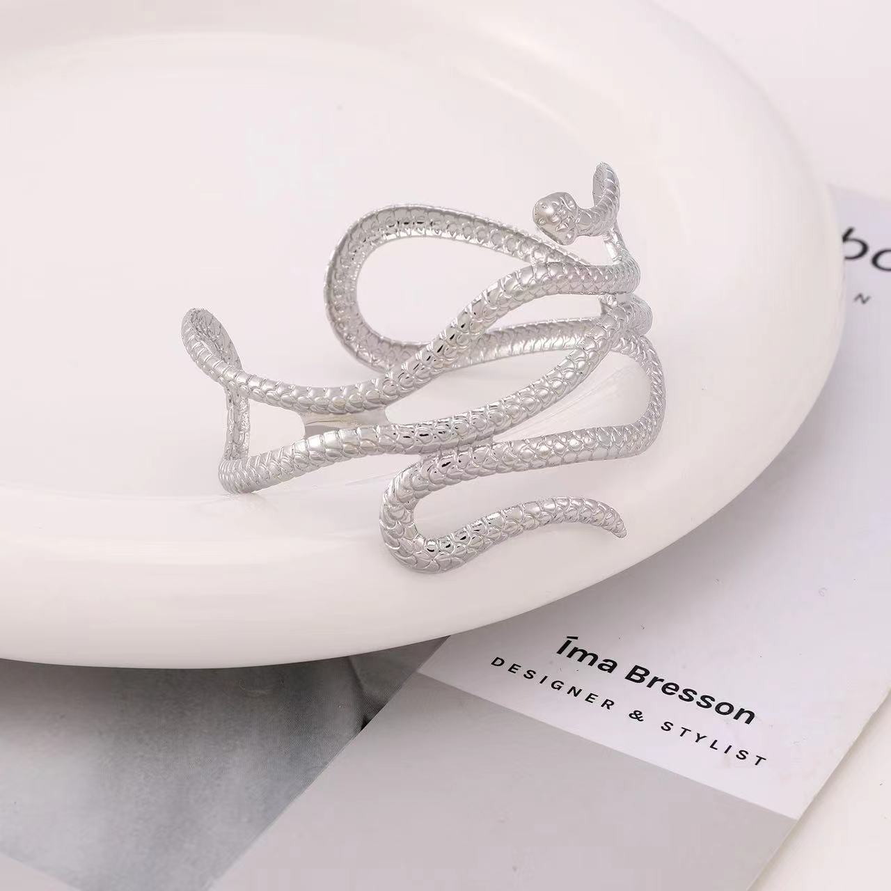 Cross-border best-selling item: Metal shining irregular shape adjustable opening snake-shaped women's metal arm bracelet arm ring bracelet Application Scenario