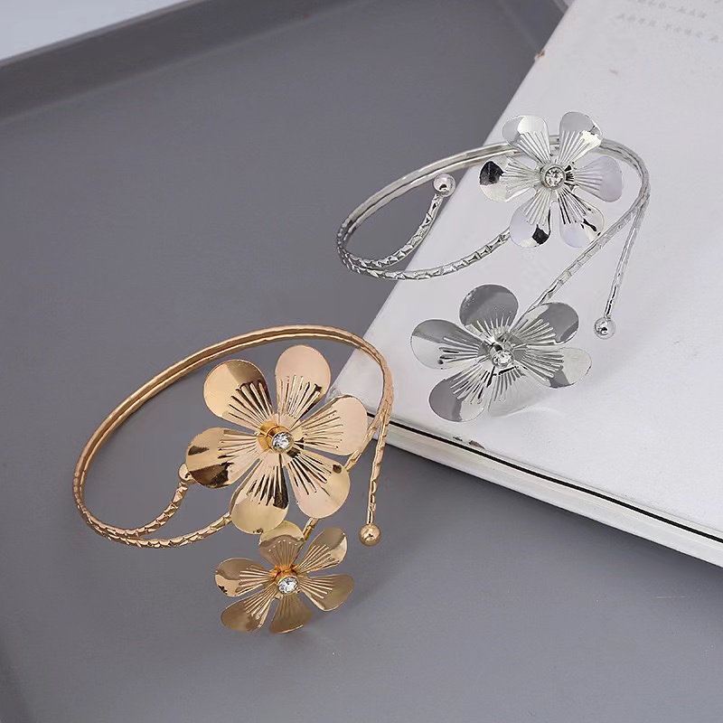Cross-border best-selling item: Metal shining, irregular opening shape, adjustable, handcrafted ladies' arm bracelet, wristband details Picture