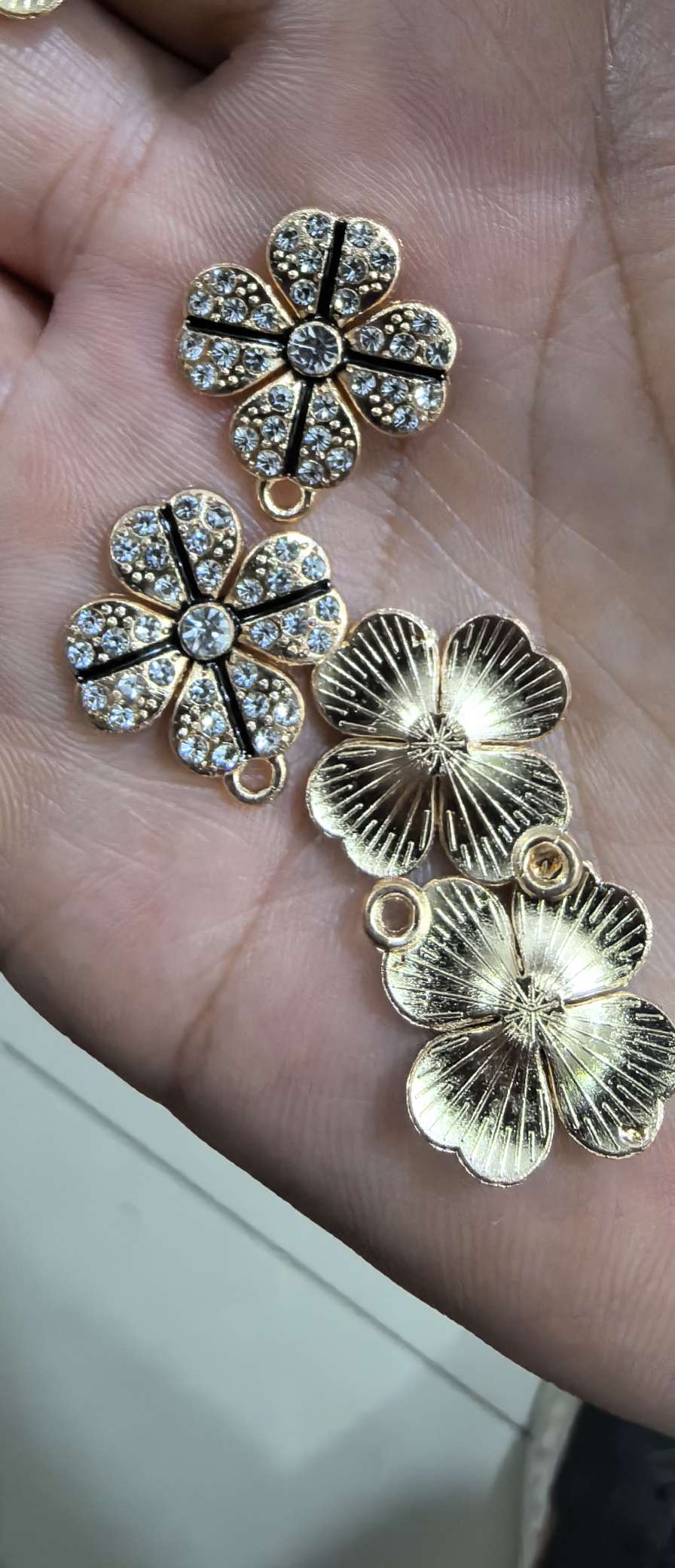 Black four-leaf flower pendant Specification image