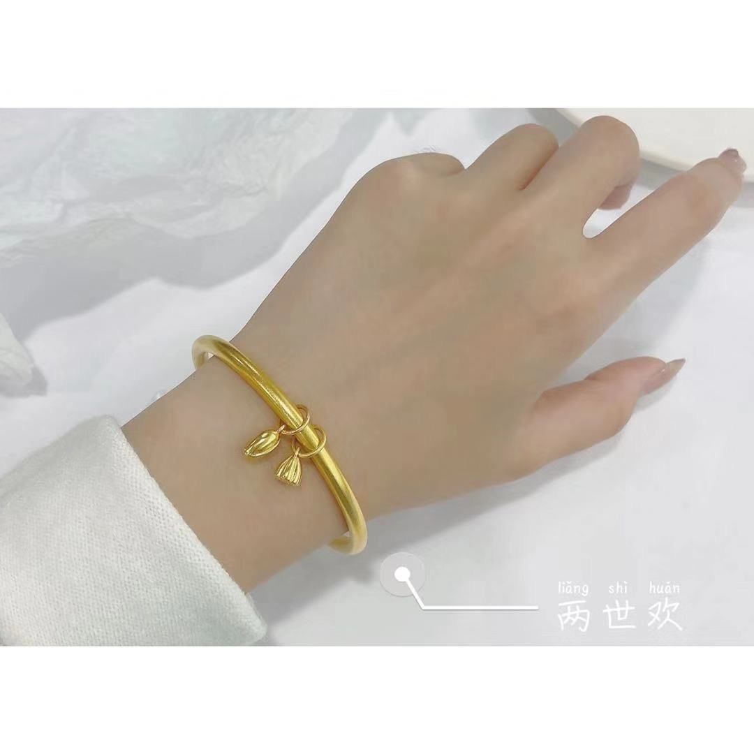 This is a popular factory direct sale pure copper gold-plated peacock bracelet for women. It inherits the ancient method and brings joy to two generations. It is a bride's wedding sand gold peacock push-pull bracelet. It is novel in Yiwu Item Picture
