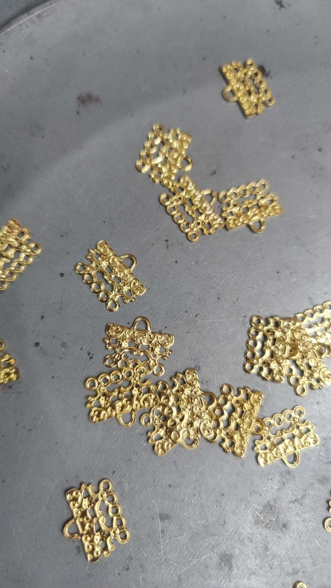 Gilded six-leaf flower pieces, bridal accessory, round-headed six-leaf iron flower details Picture