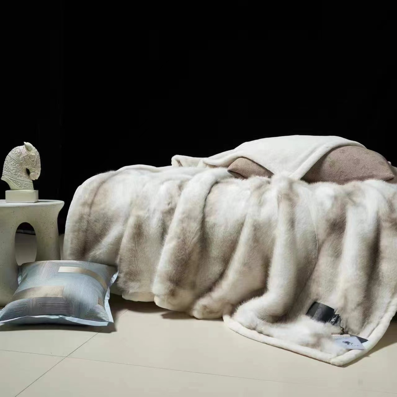 In 2025, the new Golden Fox wedding blanket will be exported for foreign trade Application Scenario