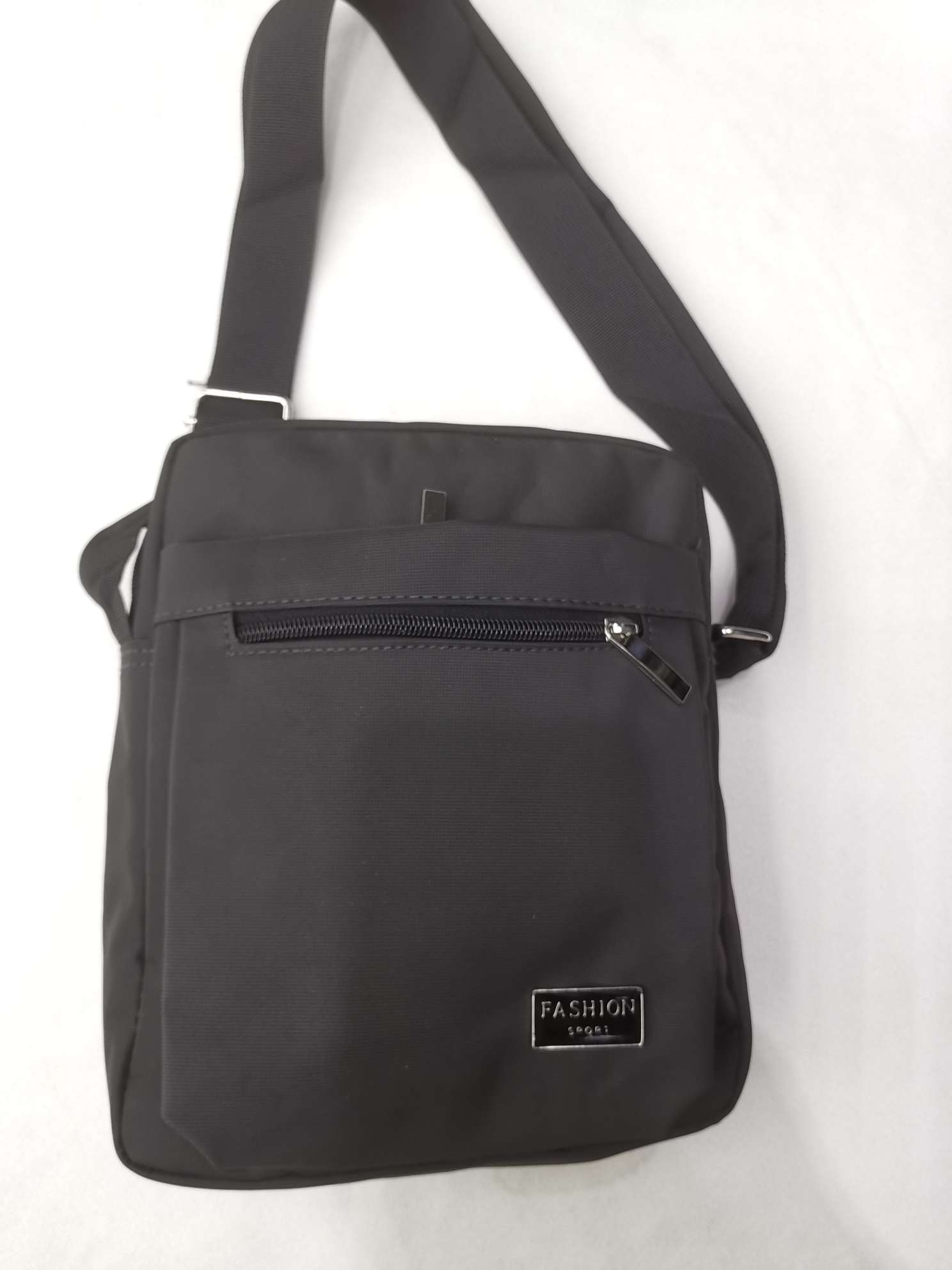 男士斜挎包实物图