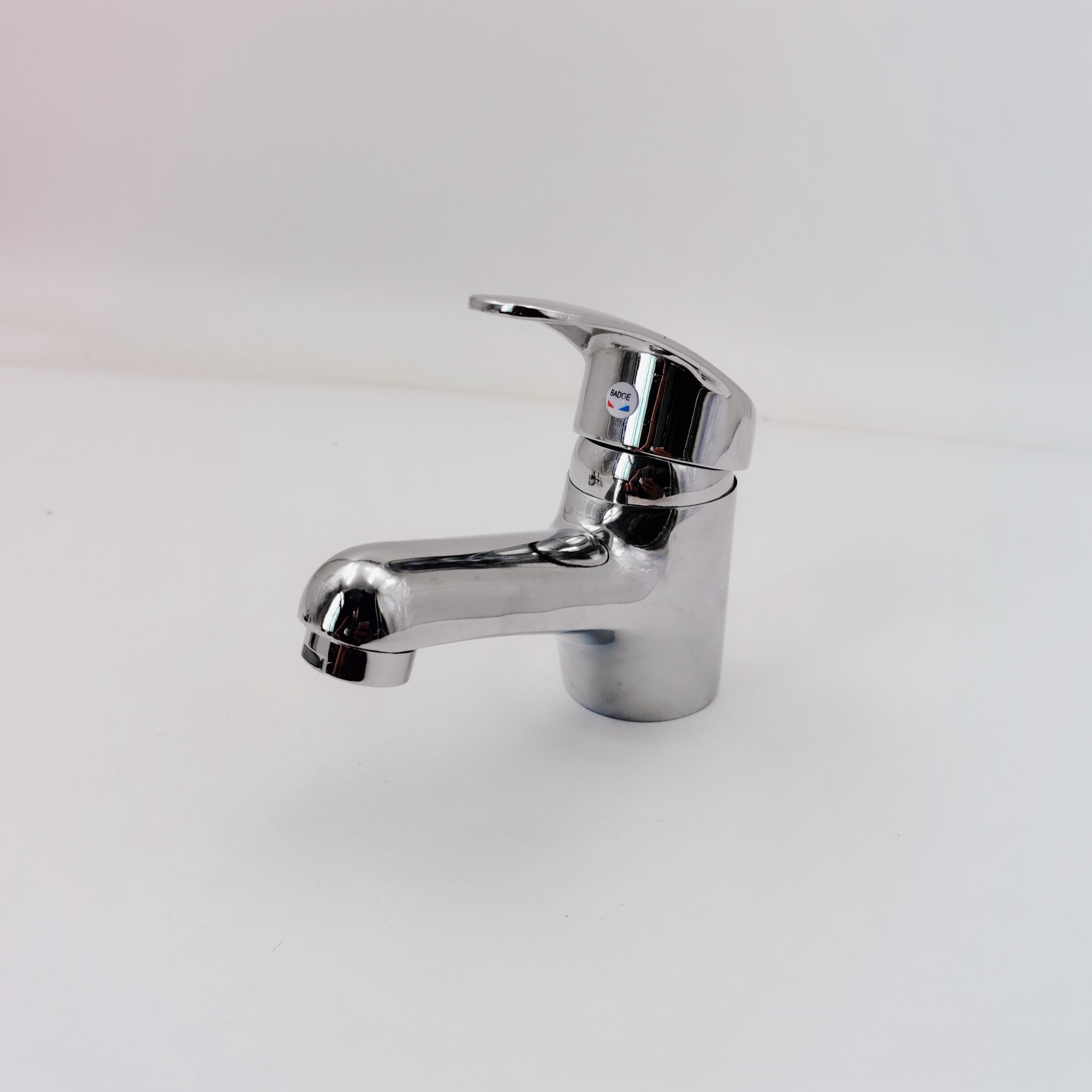 Zinc Alloy Electroplating Basin Faucet Under Washroom Basin Hot And Cold Faucet Wash Basin Mixed Faucet Application Scenario