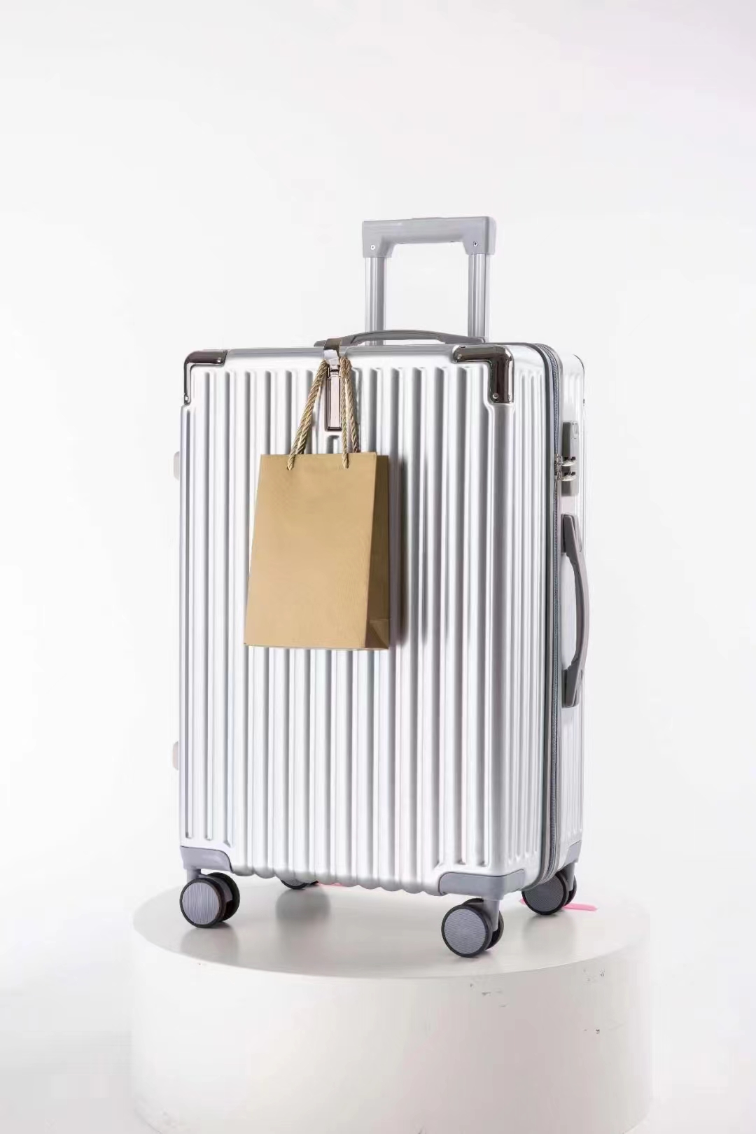 旅行箱全铝/旅行箱/电动行李箱/旅行箱20寸/行李箱密码箱包白底实物图