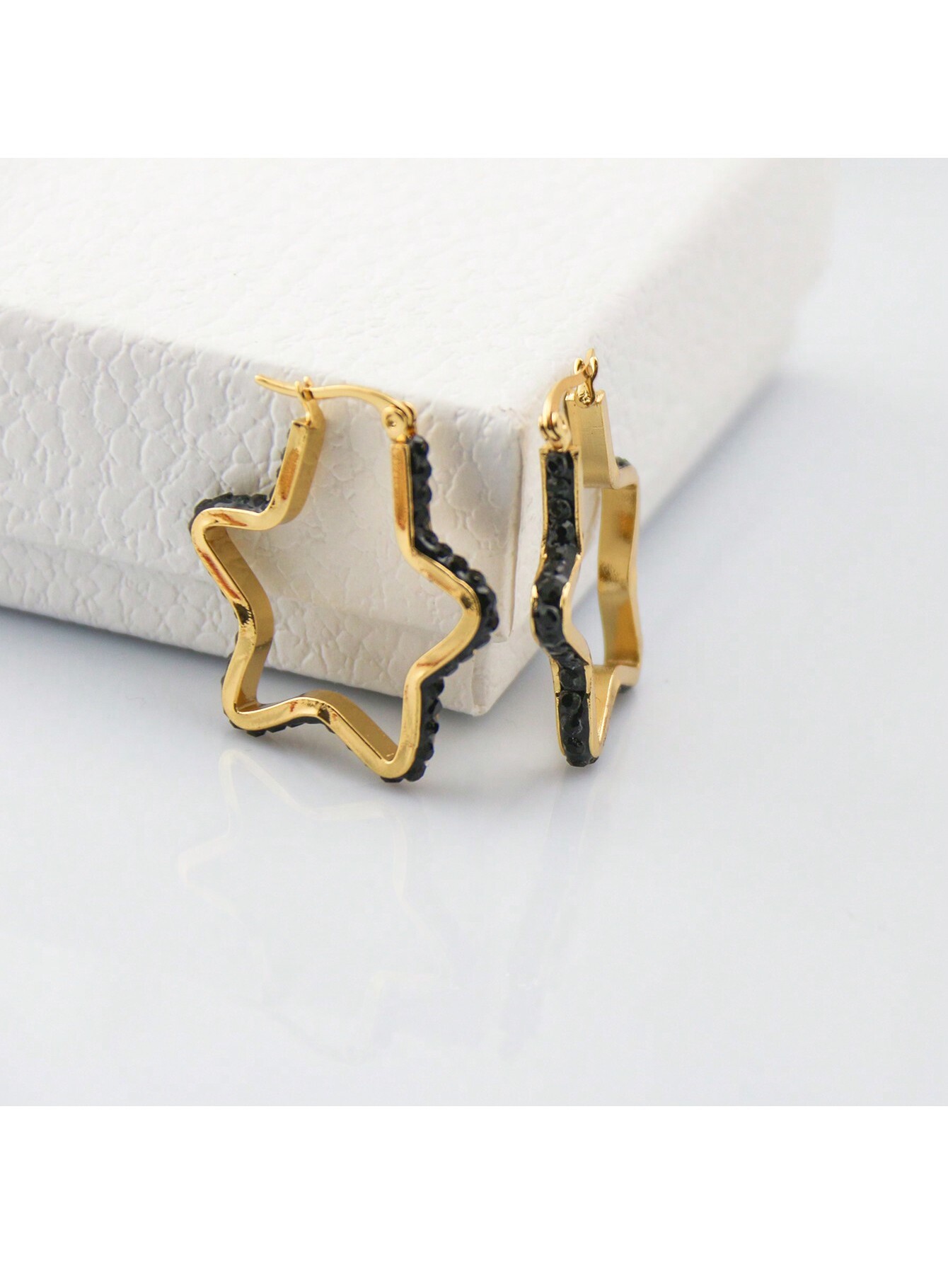 Stainless steel diamond five-pointed star earrings, multi-color earrings, basic foreign trade style earrings, simple and fashionable earrings, fashionable accessories Application Scenario