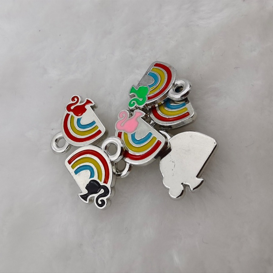 We supply DIY plastic rainbow pendants, necklaces, bracelets, materials and accessories. Popular in Europe and America, 500 pieces per package Application Scenario