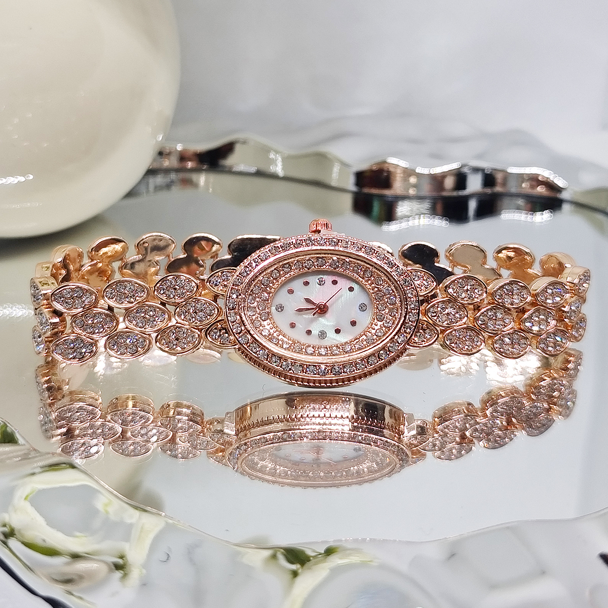 Explosive New Fashion Diamond Bracelet Watch Oval Small Dial Women's Watch Quartz Watch Application Scenario