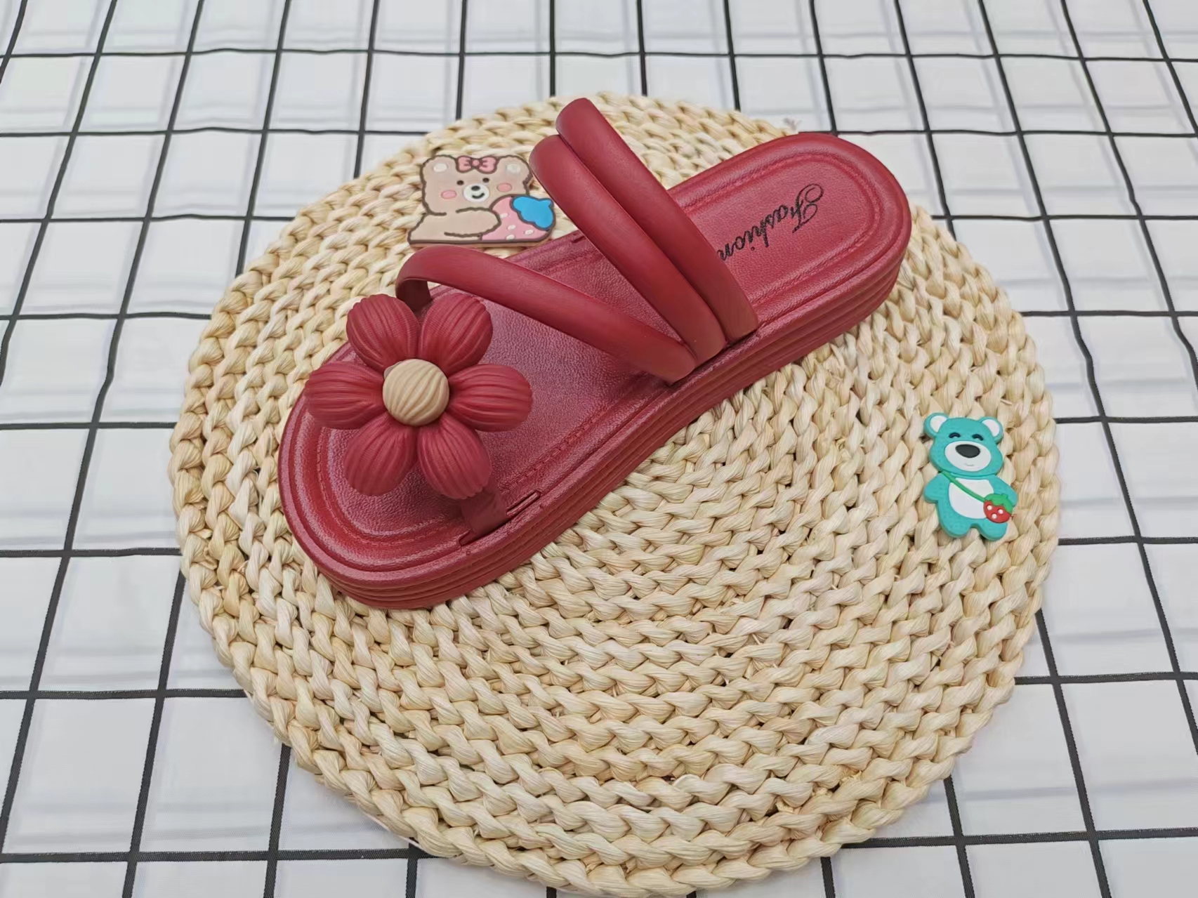Summer fashion thick-soled flower-patterned flip-flops details Picture