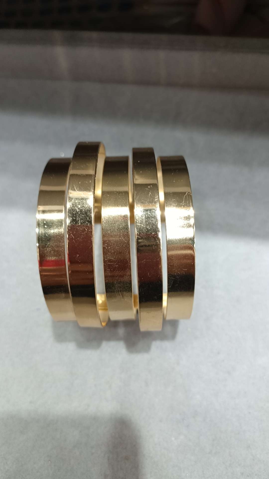 This is a simple, trendy and versatile metal bracelet for fashionable women in Europe and America