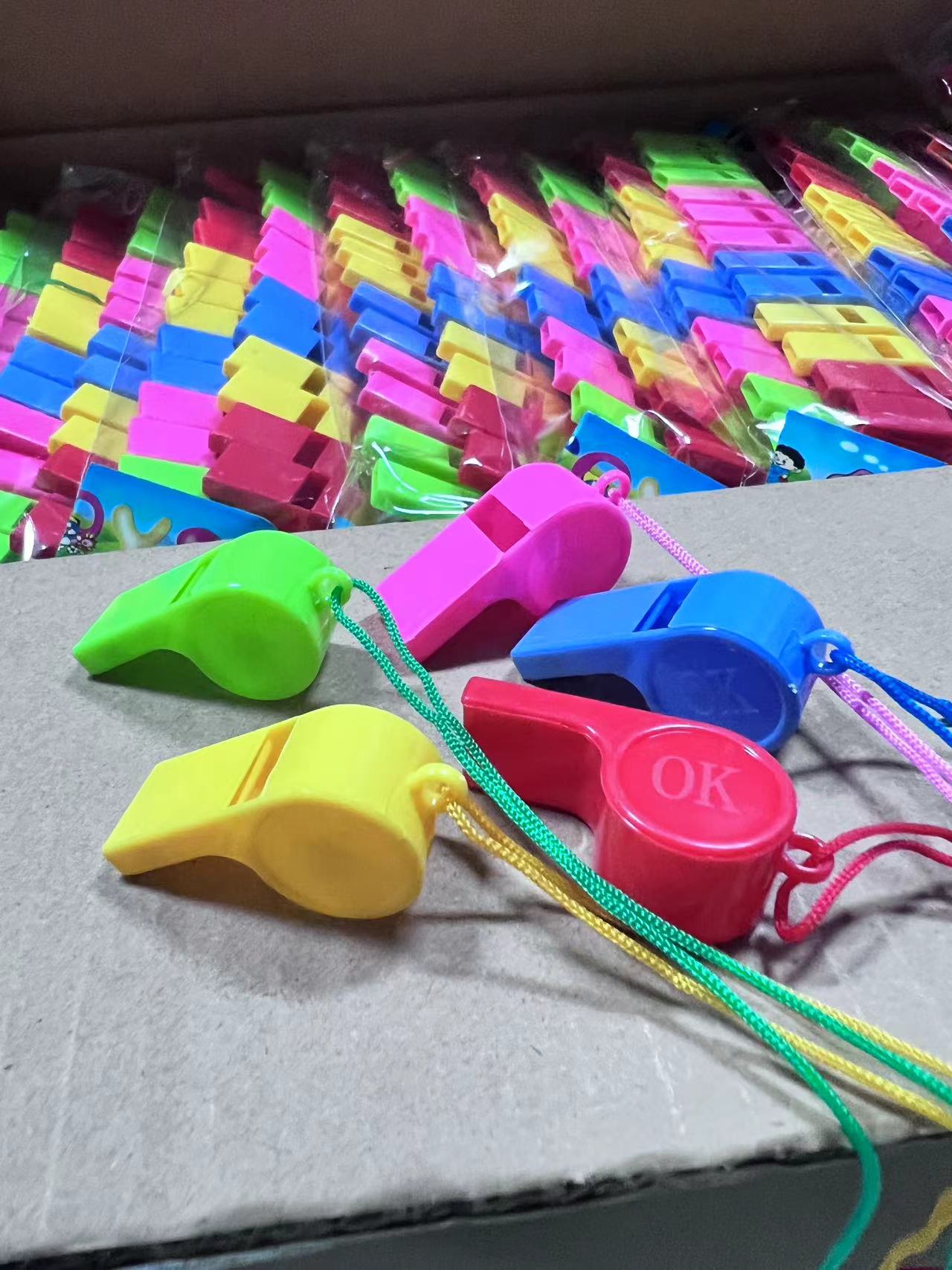 金黄色塑料哨子/气球产品图