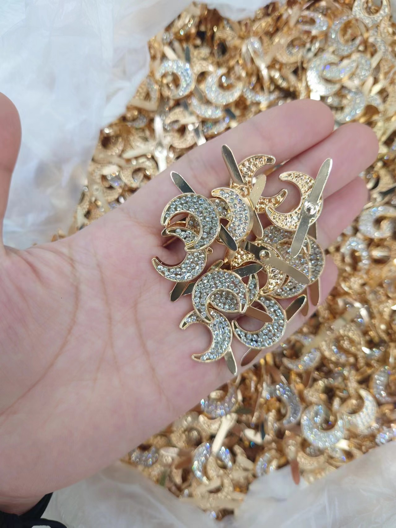 Hot-selling new arrivals, high-end alloy shoe and hat decorative accessories, fashionable moon element ornaments, enhance your fashion taste Specification image