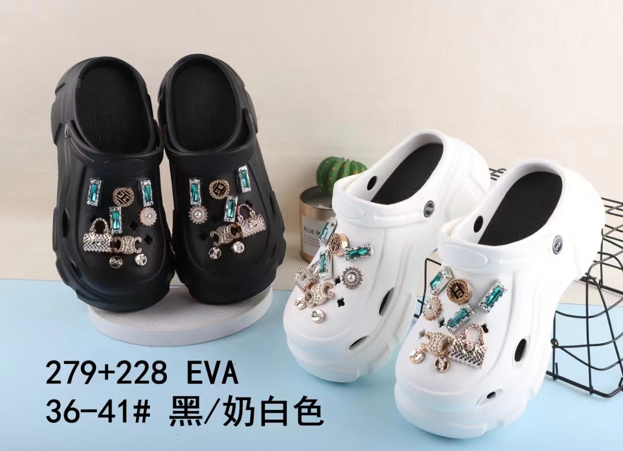 New thick-soled clogs for women's outerwear from foreign trade, fashionable and versatile, with a comfortable feel when stepping on the ground, are summer cool slippers for the beach Item Picture