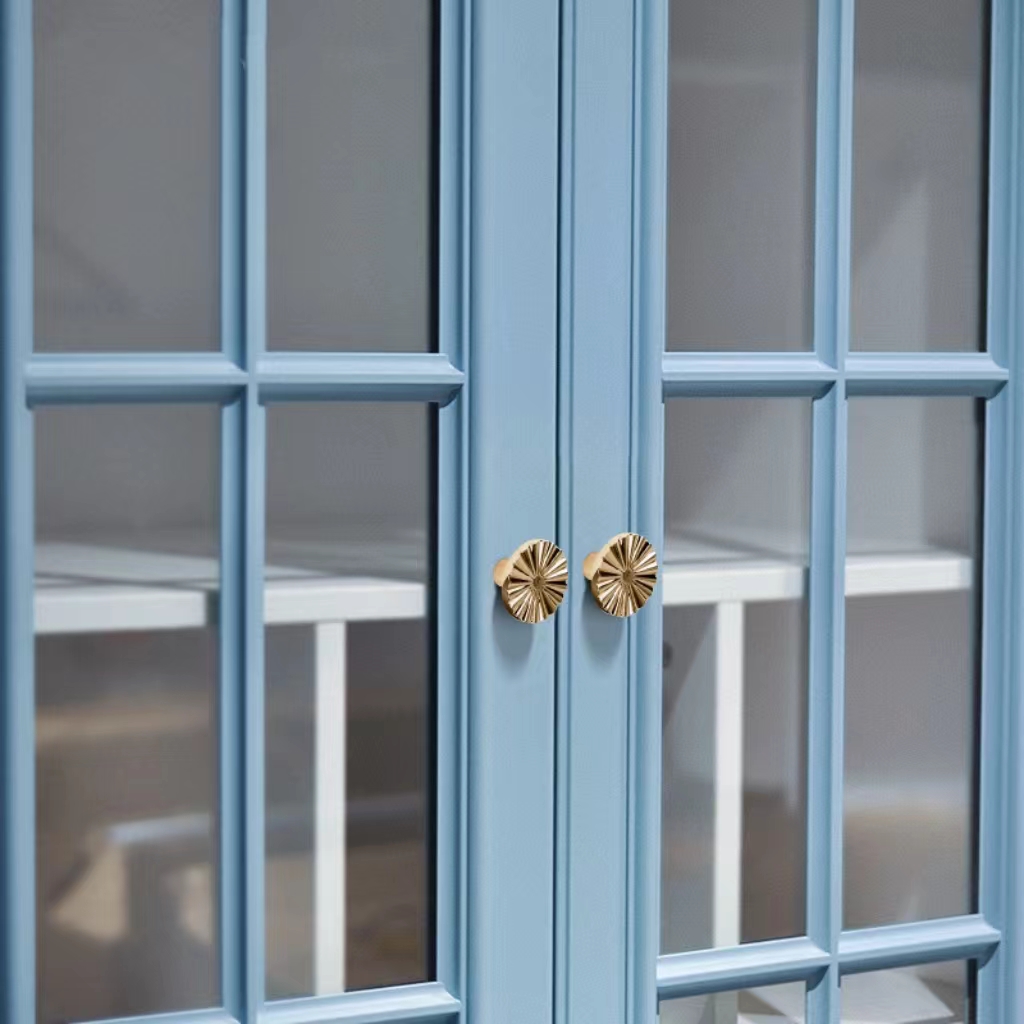 Flower-shaped drawer handles, semi-circular handles, circular handles, bright gold single-hole wardrobe, cabinet and TV cabinet handles Application Scenario