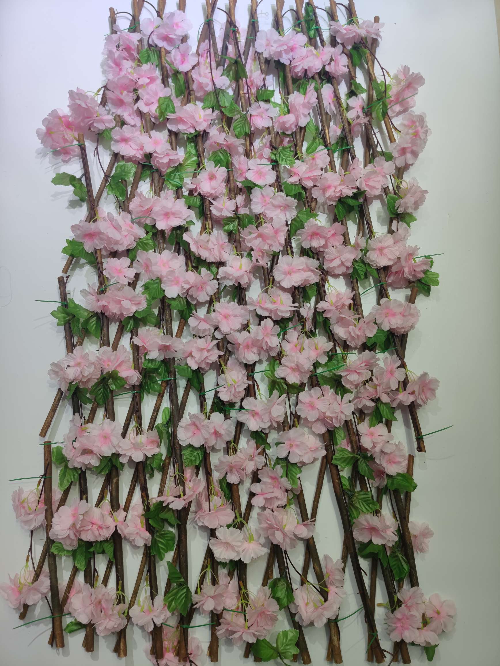 Garden plants, wall decoration, fences, artificial flowers, green tree leaves, retractable and stretchable fences, and balcony shielding Application Scenario