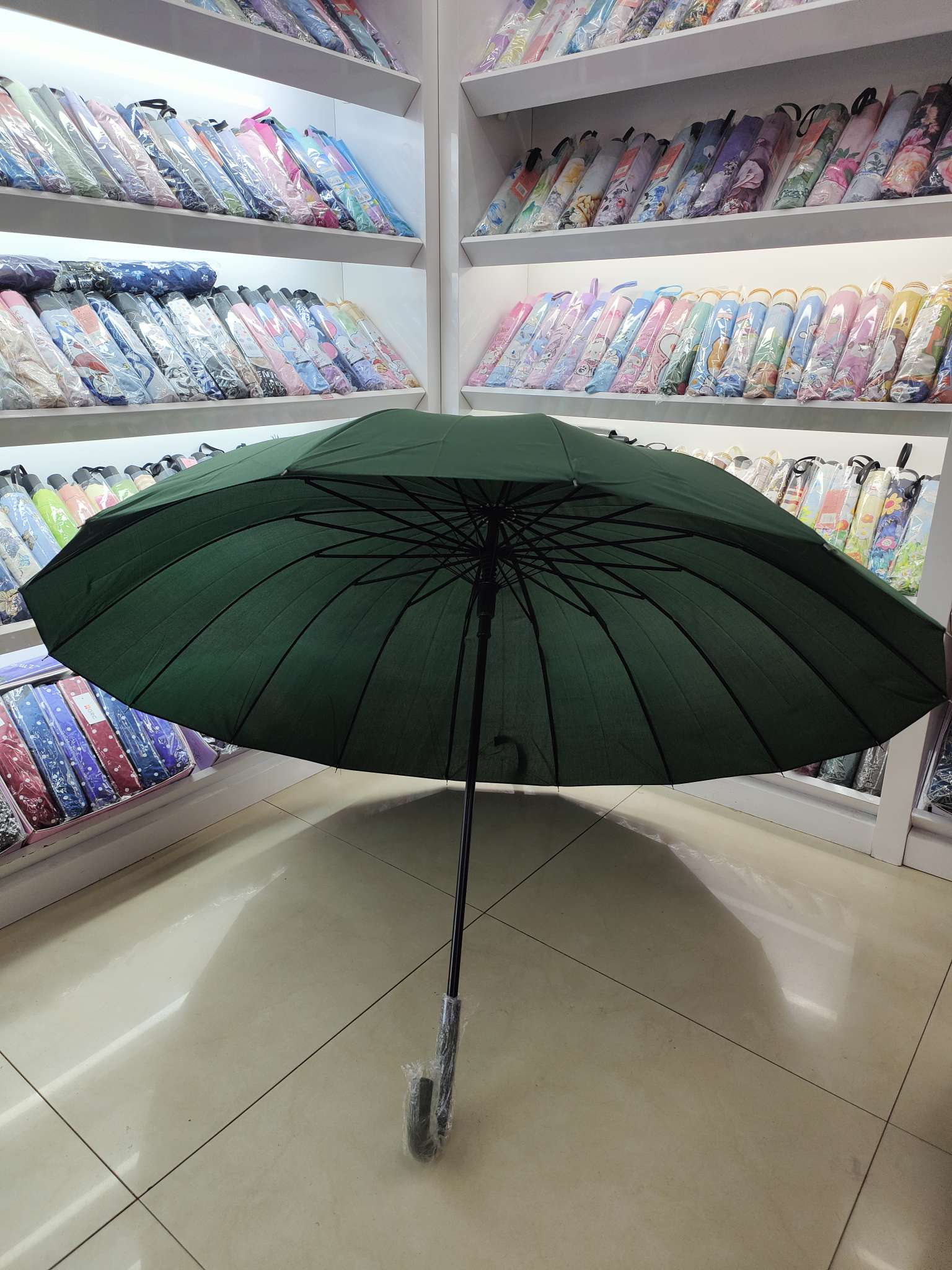 16-bone super-strong rainproof and wind-resistant fiber frame automatic long umbrella Application Scenario