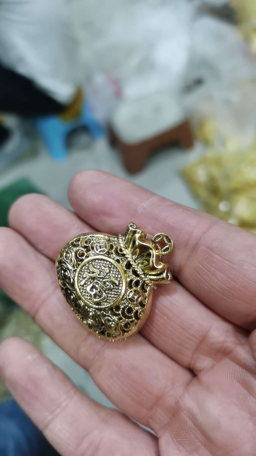 铜工艺金属工艺品，旅游纪念品，伸手来钳彩色款白底实物图